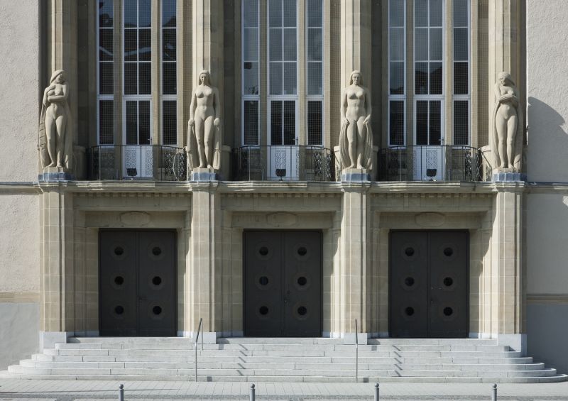Milly Steger, Aktfiguren an der Fassade des Hagener Stadttheaters, 1911
