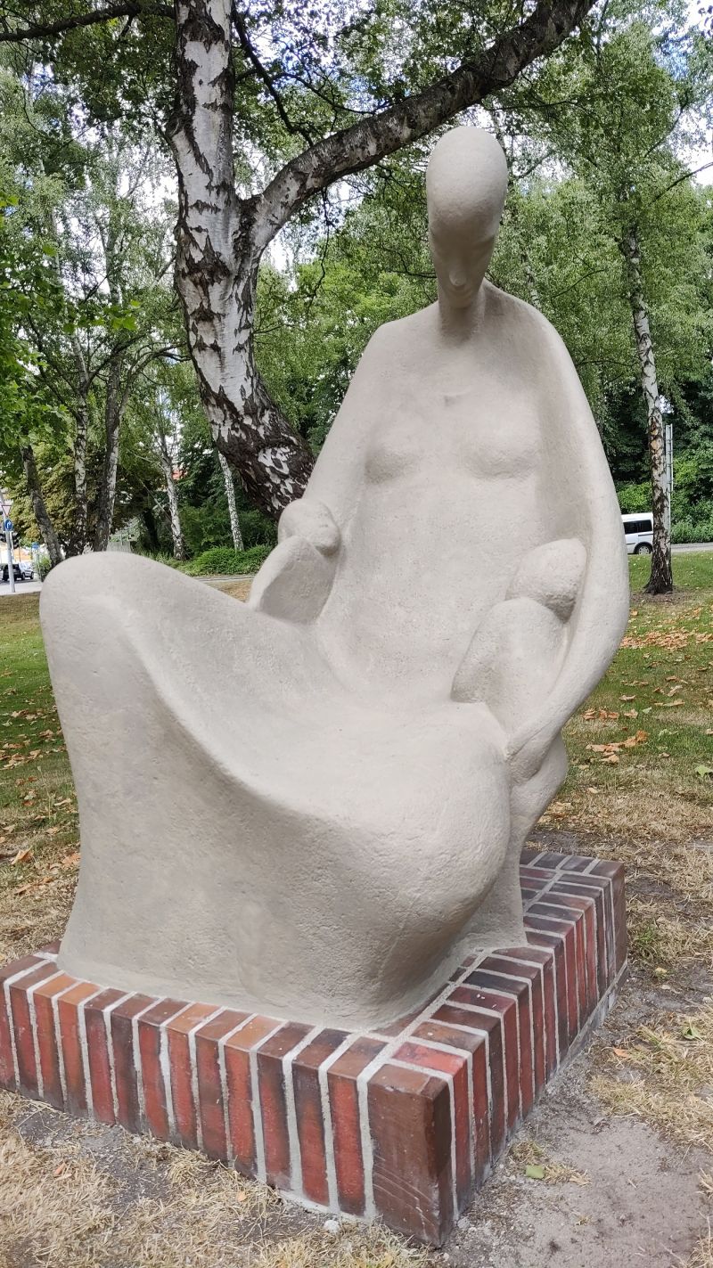Marianne Mangels, Sitzende Frau mit zwei Kindern, 1961